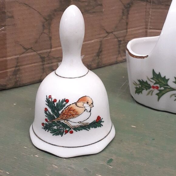 holly berry  Christmas accents for all rooms-3-pc bundle - Picture 5 of 7